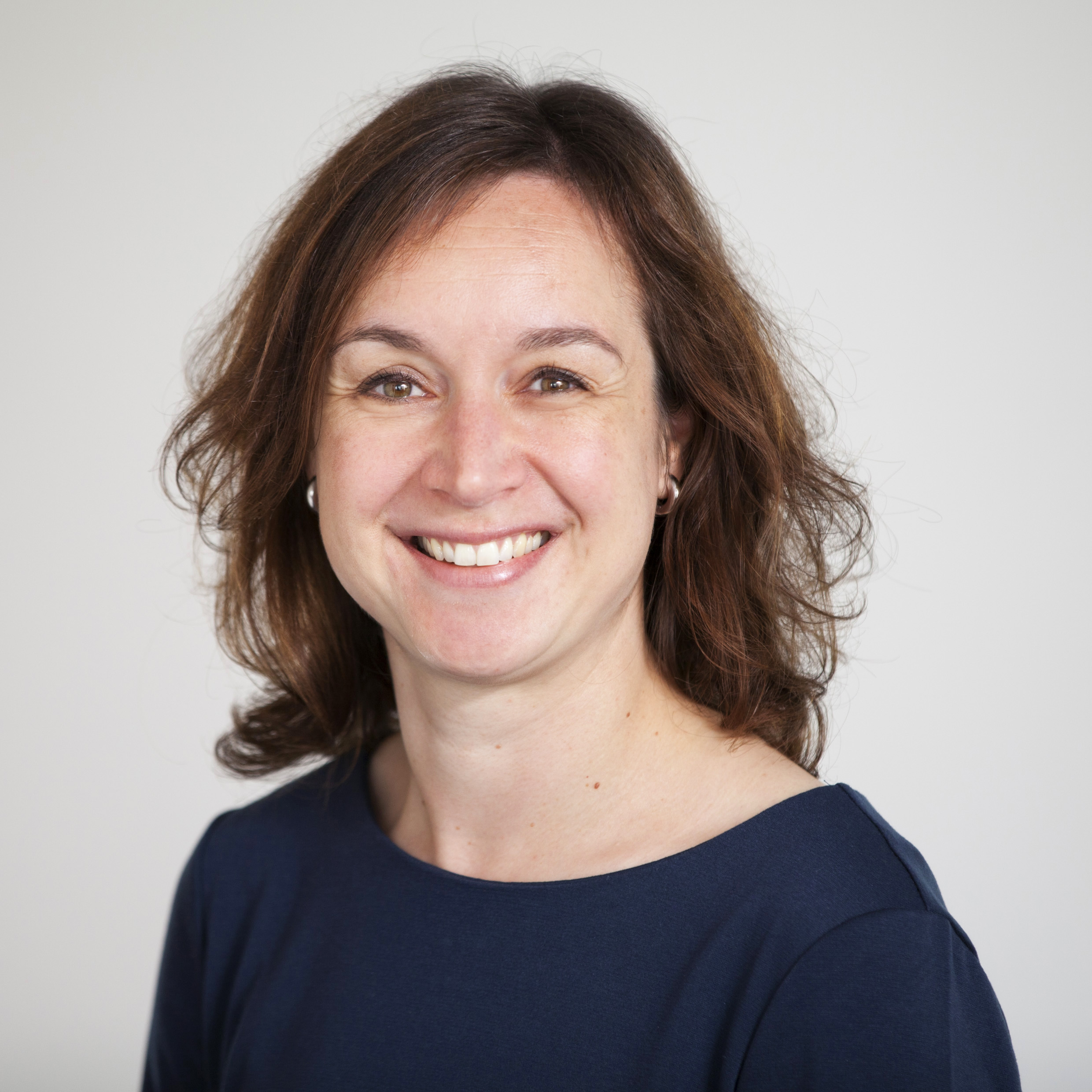 Portretfoto van Karin Vossen.